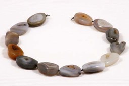 Vedere dettagli per Filo di nuggets di Agata drusa Immagine di Filo di nuggets di Agata drusa