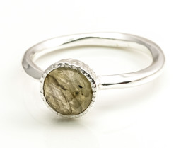 Vedere dettagli per Labradorite sfaccettata. Anello con tondo 7 mm, argento 925 Immagine di Labradorite sfaccettata. Anello con tondo 7 mm, argento 925