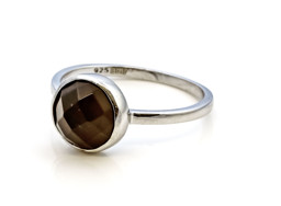 Vedere dettagli per Pietra di luna grigia sfaccettata. Anello con cabochon 10 mm, argento 925 rodiato Immagine di Pietra di luna grigia sfaccettata. Anello con cabochon 10 mm, argento 925 rodiato