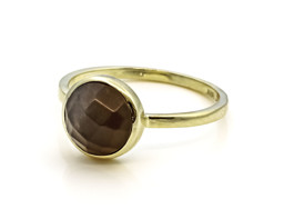 Vedere dettagli per Pietra di luna grigia sfaccettata. Anello con cabochon 10 mm, argento 925 placcato oro Immagine di Pietra di luna grigia sfaccettata. Anello con cabochon 10 mm, argento 925 placcato oro
