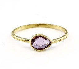 Vedere dettagli per Ametista sfaccettata. Anello con goccia 6x8 mm, martellato, argento 925 placcato oro Immagine di Ametista sfaccettata. Anello con goccia 6x8 mm, martellato, argento 925 placcato oro