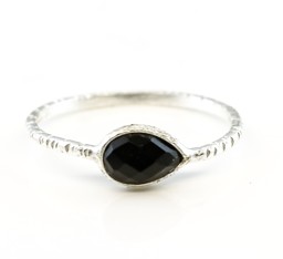 Vedere dettagli per Onice sfaccettata. anello 6x8mm, martellato, argento 925 Immagine di Onice sfaccettata. anello 6x8mm, martellato, argento 925