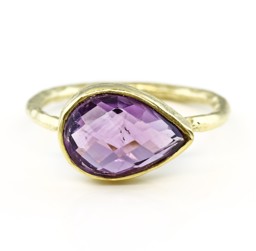 Vedere dettagli per Ametista sfaccettata. Anello con goccia 9x12 mm, martellato, argento 925 placcato oro Immagine di Ametista sfaccettata. Anello con goccia 9x12 mm, martellato, argento 925 placcato oro