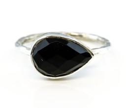 Vedere dettagli per Onice sfaccettata. anello 9x12mm, martellato, argento 925 Immagine di Onice sfaccettata. anello 9x12mm, martellato, argento 925