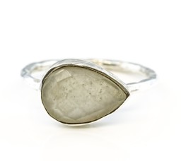 Immagine di Mondstein weiss/grau fac. Tropfen 9x12mm Ring, gehämmert, Silber 925