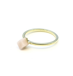Vedere dettagli per Anello con cubo di opale andino di 4 mm, argento 925 placcato oro Immagine di Anello con cubo di opale andino di 4 mm, argento 925 placcato oro