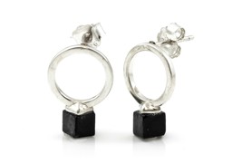 Vedere dettagli per "Cerchio". Tormalina (schorl). Orecchini. Argento 925 Immagine di "Cerchio". Tormalina (schorl). Orecchini. Argento 925