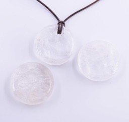 Vedere dettagli per Ciondolo tondo in cristallo di rocca da 30 mm (set di 3) Immagine di Ciondolo tondo in cristallo di rocca da 30 mm (set di 3)