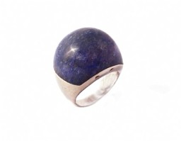 Vedere dettagli per Anello con quarzo blu cabochon 23x24 mm, argento 925 rodiato Immagine di Anello con quarzo blu cabochon 23x24 mm, argento 925 rodiato
