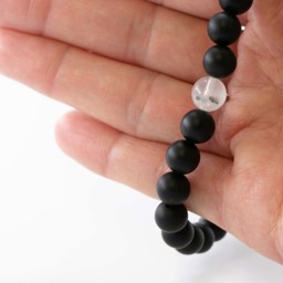 Zeige Details für Pyrit in Quarz mit Onyx 8mm Armband matt Bild von Pyrit in Quarz mit Onyx 8mm Armband matt