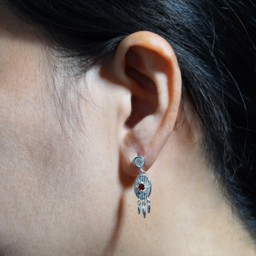 Zeige Details für "one’s heart at the right place". Granat. Ohrstecker. Silber 925 Bild von "one’s heart at the right place". Granat. Ohrstecker. Silber 925