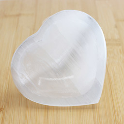 Vedere dettagli per Ciotola di selenite a forma di cuore Immagine di Ciotola di selenite a forma di cuore