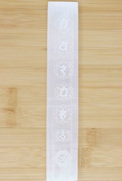 Vedere dettagli per Asta di Selenite rettangolare 20x4cm, incisa con simboli chakra Immagine di Asta di Selenite rettangolare 20x4cm, incisa con simboli chakra