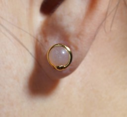 Vedere dettagli per "Il mondo nelle tue mani". Pietra di luna color pesca. Orecchini. Argento 925 placcato oro Immagine di "Il mondo nelle tue mani". Pietra di luna color pesca. Orecchini. Argento 925 placcato oro