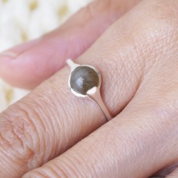 Vedere dettagli per Anello di Labradorite "Il mondo nelle tue mani" Cab. 7 mm, argento 925 Immagine di Anello di Labradorite "Il mondo nelle tue mani" Cab. 7 mm, argento 925