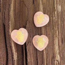 Vedere dettagli per Quarzo rosa "Love Hearts" 30 mm con incisione "Mano di Fatima". Immagine di Quarzo rosa "Love Hearts" 30 mm con incisione "Mano di Fatima".