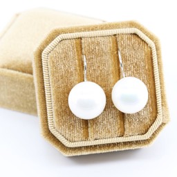 Vedere dettagli per "Perlina tonda. Centro in conchiglia. Orecchini. Argento 925 rodiato Immagine di "Perlina tonda. Centro in conchiglia. Orecchini. Argento 925 rodiato