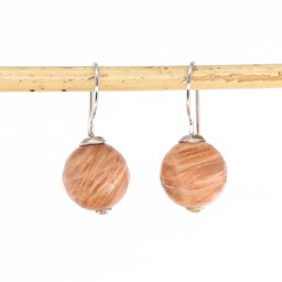 Vedere dettagli per "Perlina tonda. Pietra del sole. Orecchini. Argento 925 rodiato Immagine di "Perlina tonda. Pietra del sole. Orecchini. Argento 925 rodiato