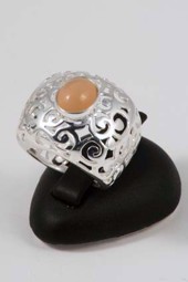 Vedere dettagli per Pietra di luna rosa cabochon 10x12 mm, anello cesellato, argento 925 Immagine di Pietra di luna rosa cabochon 10x12 mm, anello cesellato, argento 925