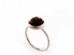 Vedere dettagli per Onice sfaccettata. Anello con cabochon 11 mm, argento 925 Immagine di Onice sfaccettata. Anello con cabochon 11 mm, argento 925