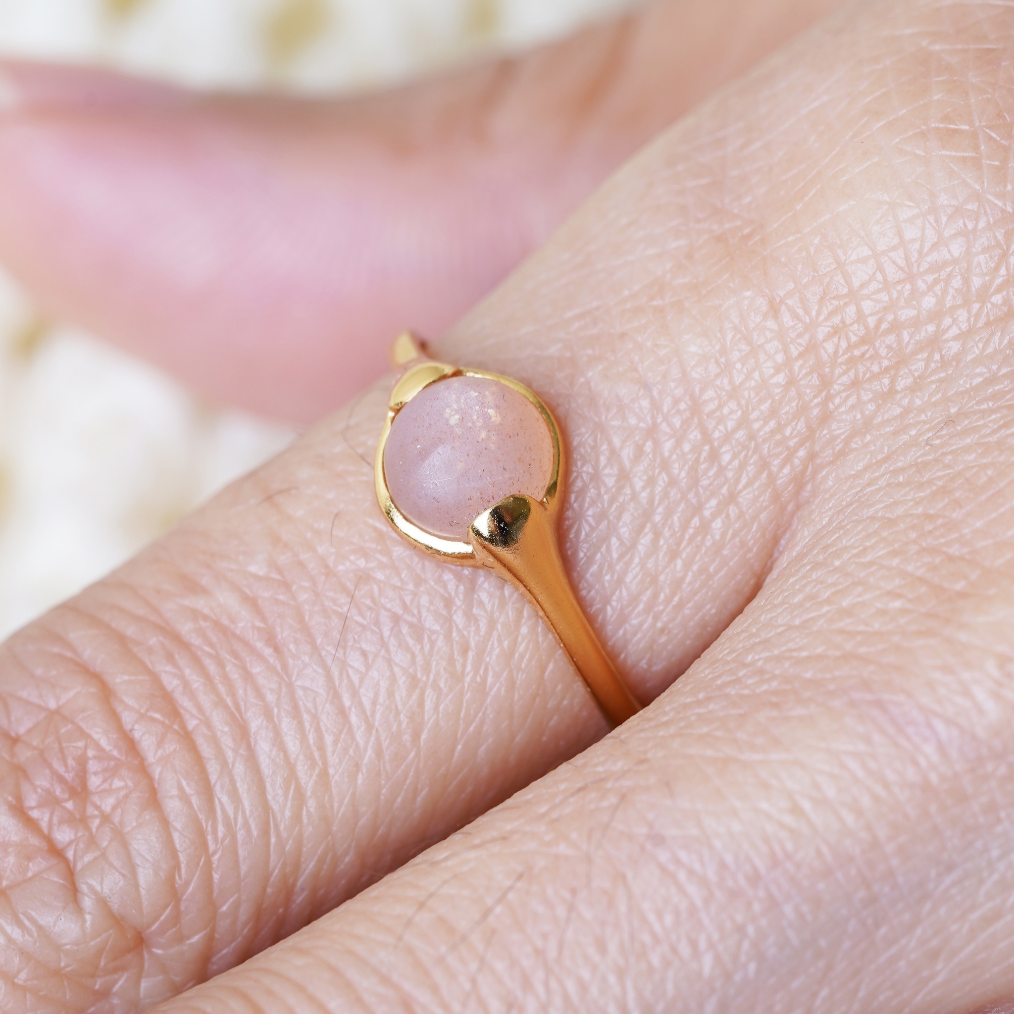 Image de Mondstein 'World in your Hands' Cab. 7mm Ring, Silber 925 vergoldet (peach)