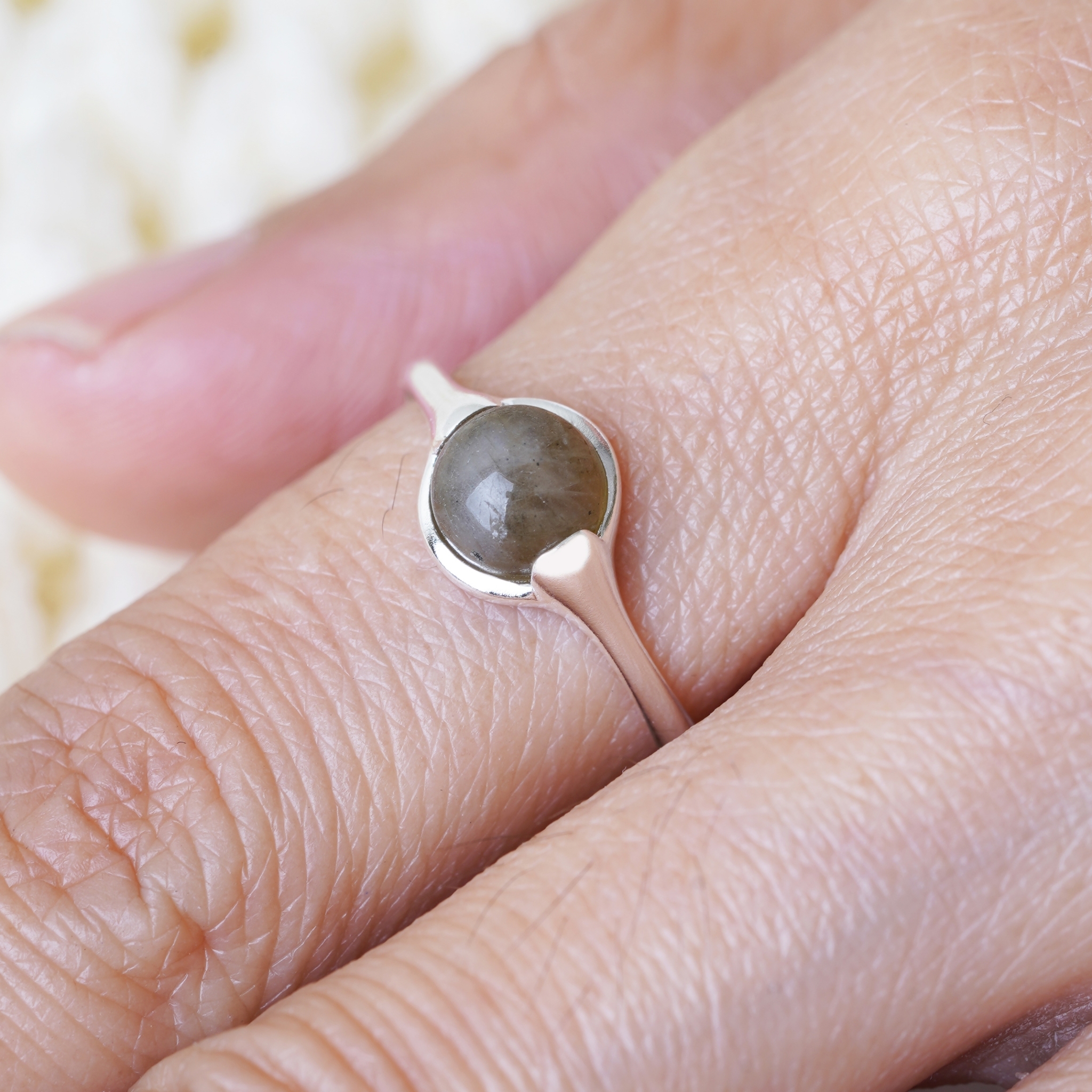 Immagine di Labradorit 'World in your Hands' Cab. 7mm Ring, Silber 925