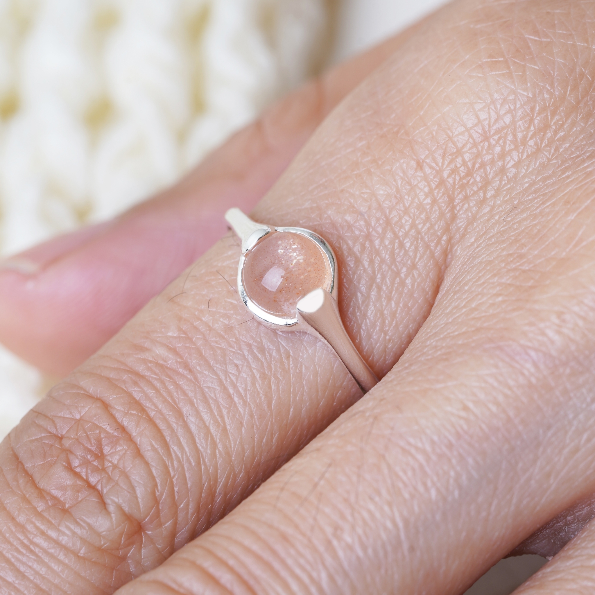 Image de Mondstein 'World in your Hands' Cab. 7mm Ring, Silber 925 (peach)