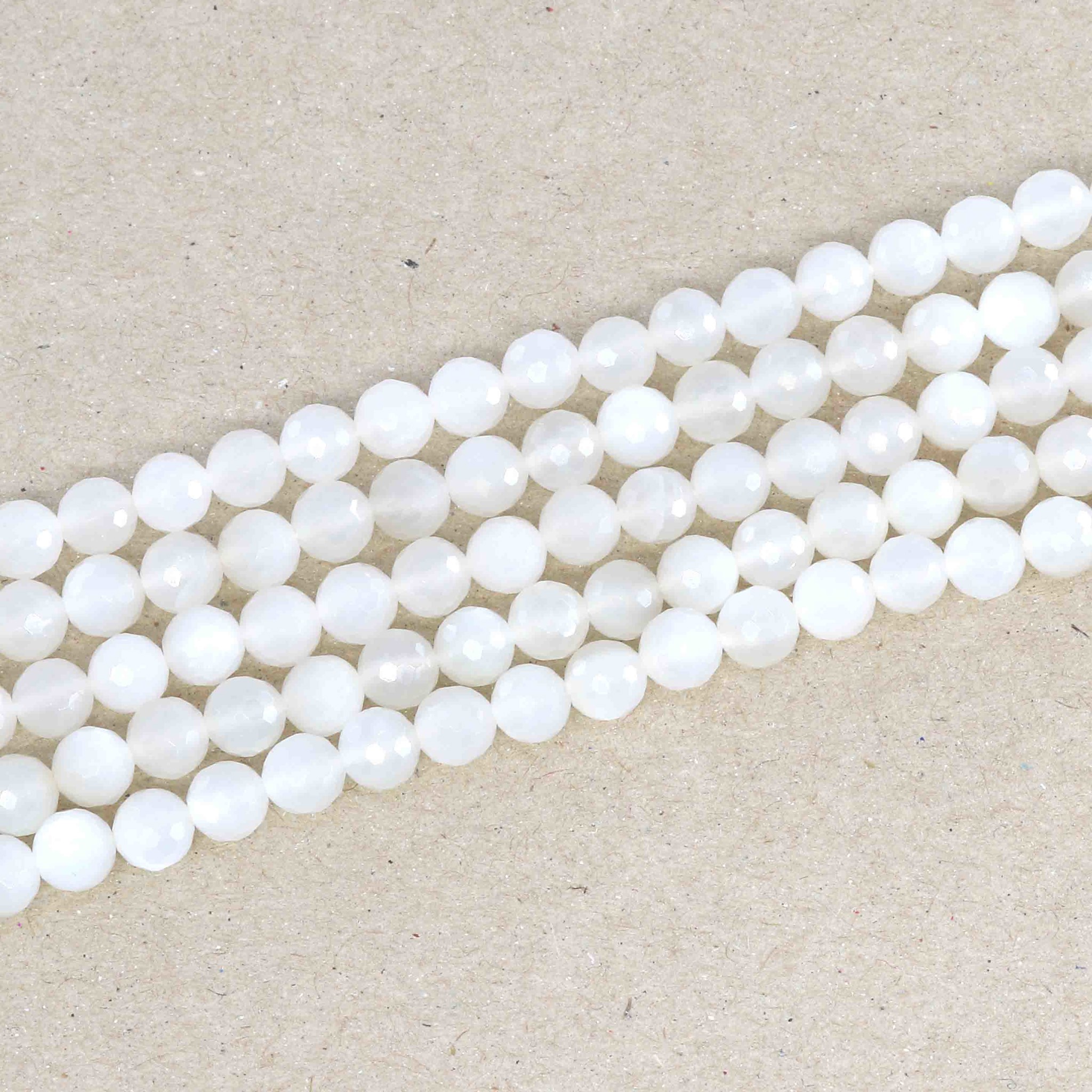 Immagine di Mondstein fac. Kugeln  6mm Strang (weiss)