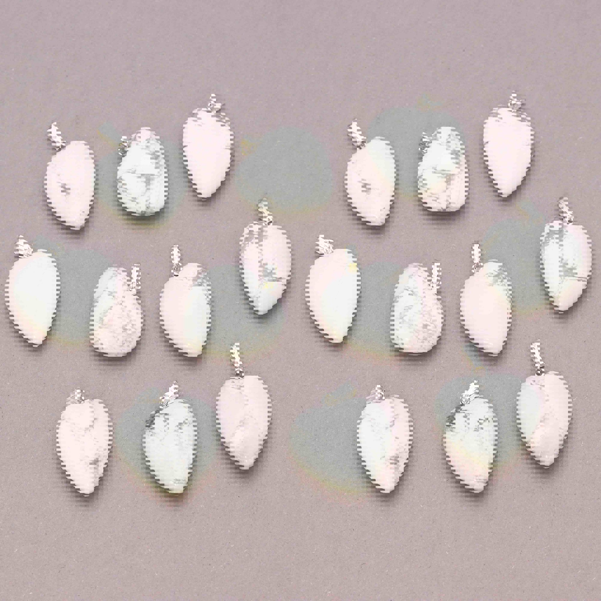 Image de Magnésite "Love Hearts" 20x6mm Pendentif avec oeillet métallique