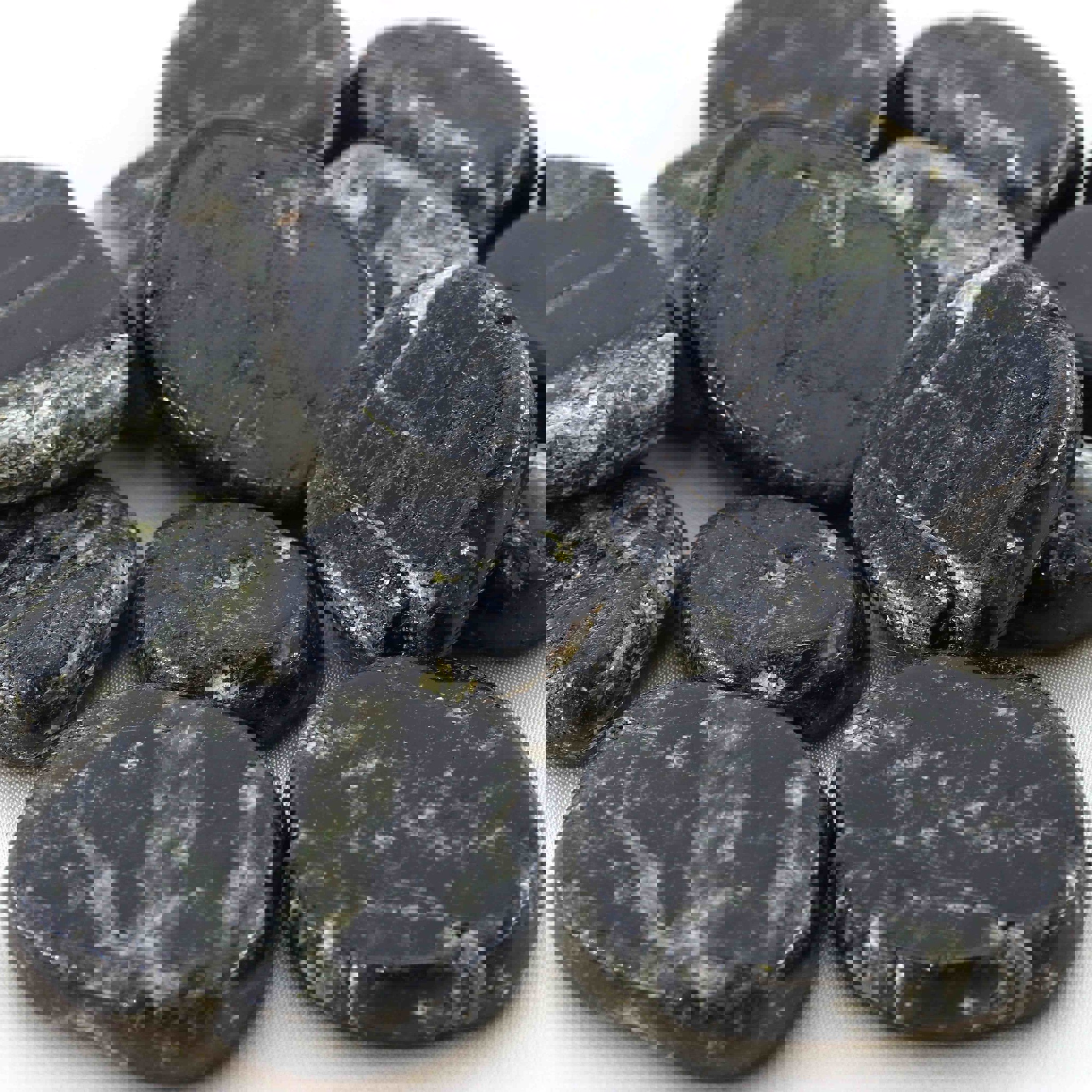 Bild von Turmalin schwarz (Schörl) Handschmeichler, naturbelassen (VE: 500g)
