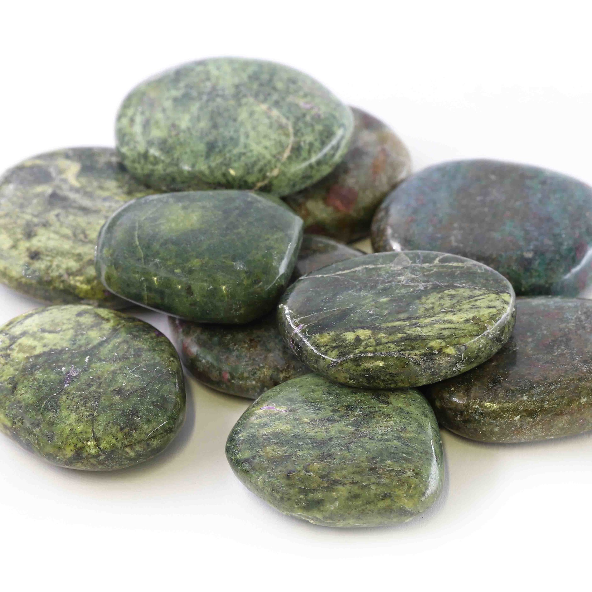 Immagine di Stichtite con pietra piatta levigata in Fuchsite (peso: 250 g)