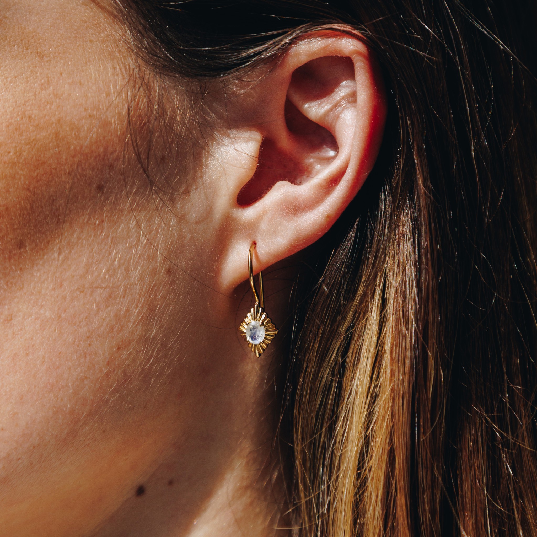 Image de "art-déco". Pierre de lune. Boucles d'oreilles. Argent 925-doré