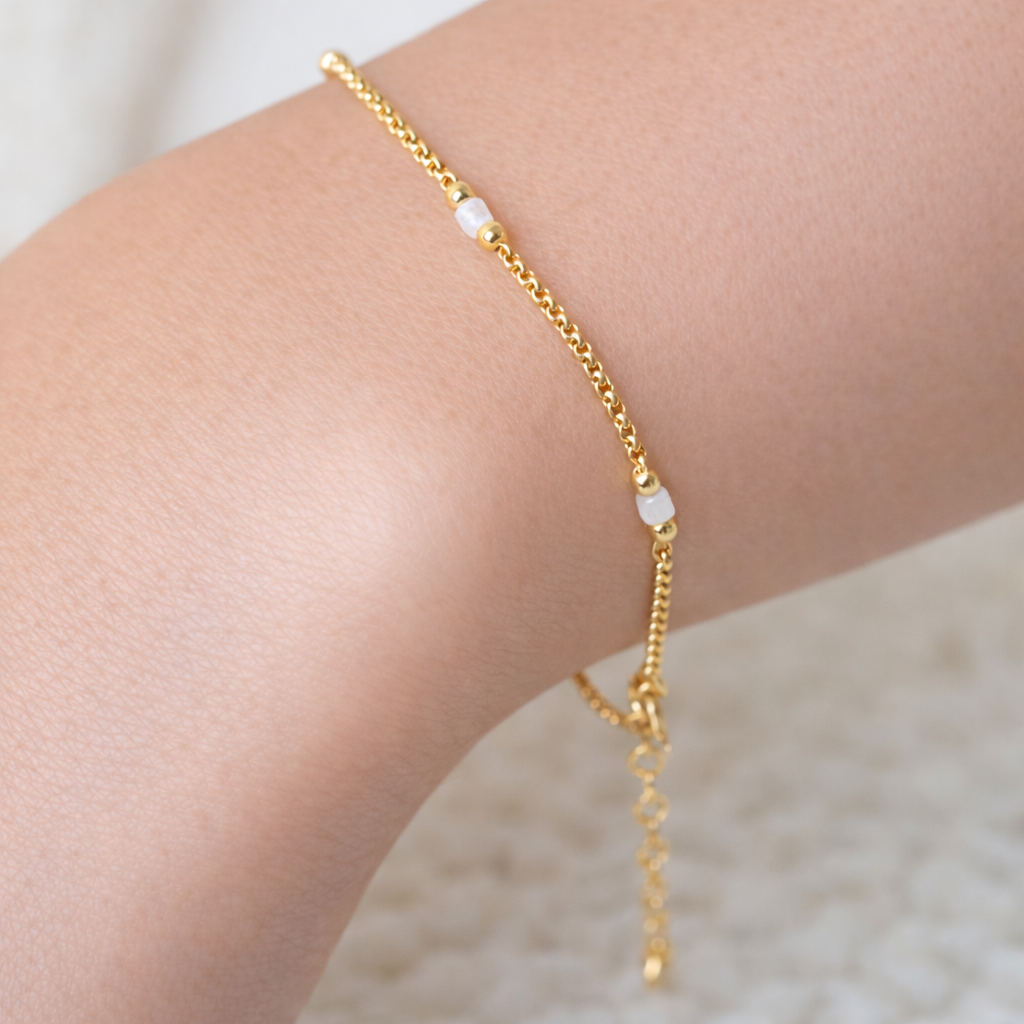 Bild von "Angels on a string". Mondstein. Armband. Silber 925-Vergoldet