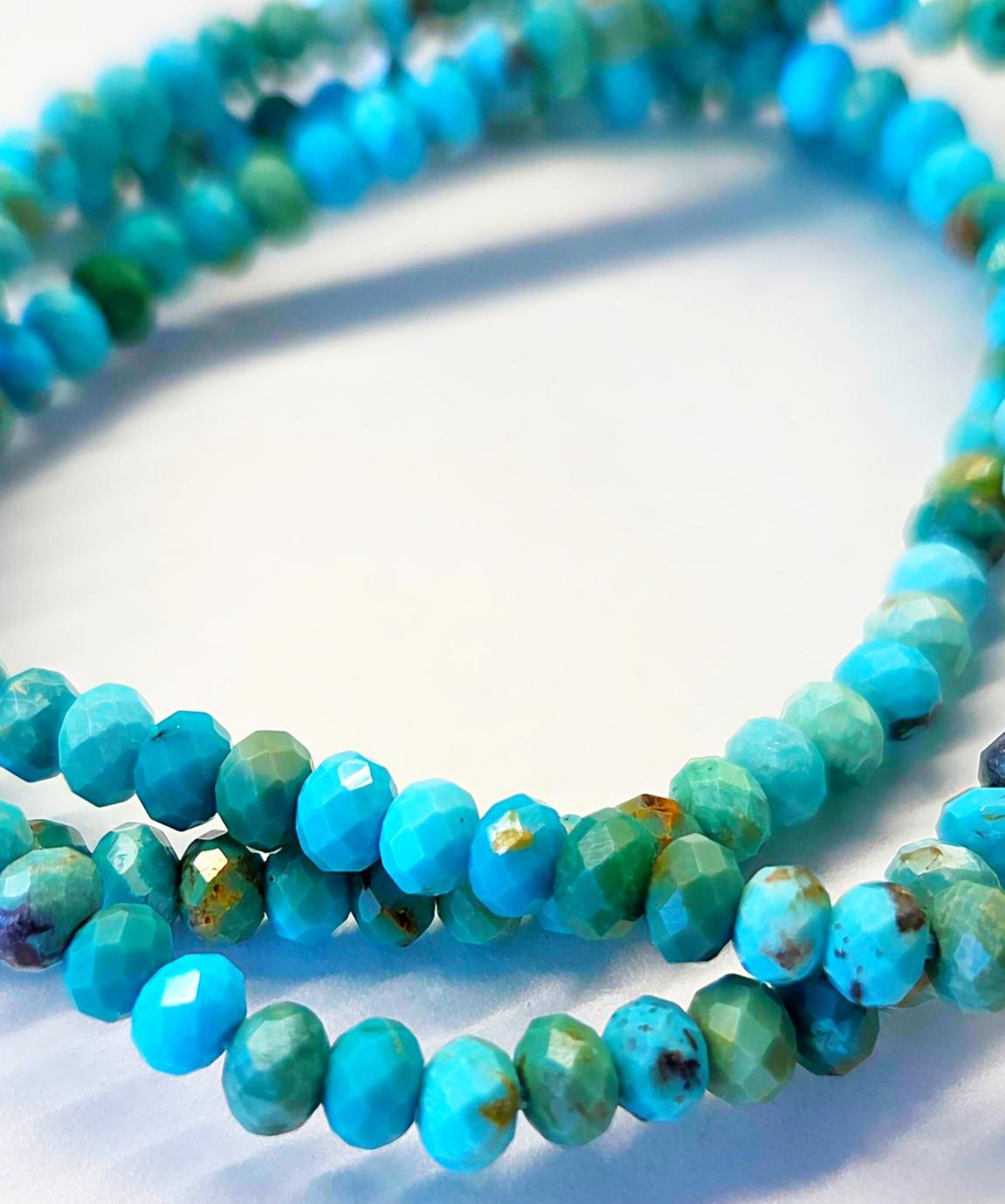 Bild von Türkis natur fac. Button  4mm Armband