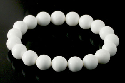 Bild von Weisse Muschel Kugeln  8mm Armband